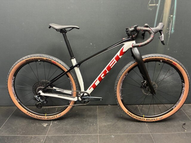 Trek Procaliber 9.7 Gen 2 (Beach Race Edition) met Schijfrem met hydraulische bediening